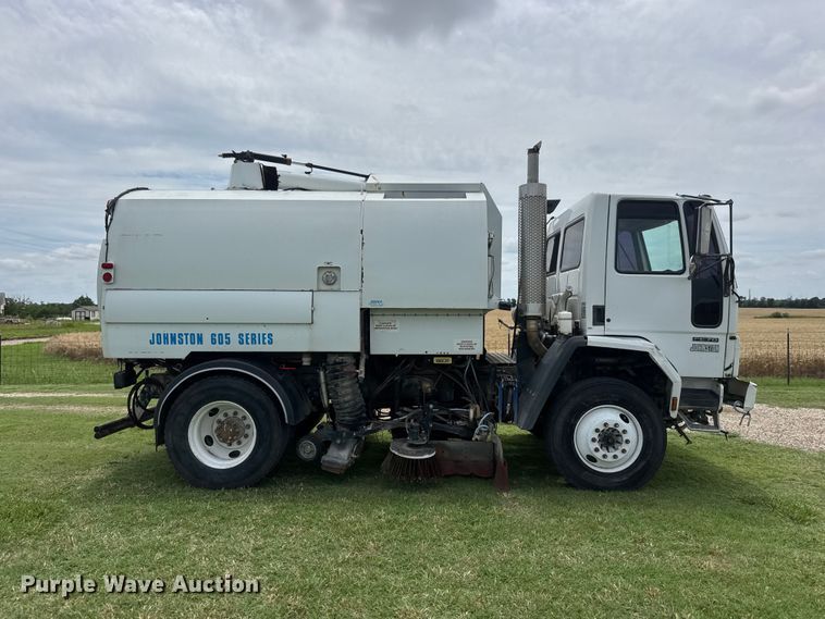 image for item EW0020 2000 Freightliner FC70 street sweeper truck