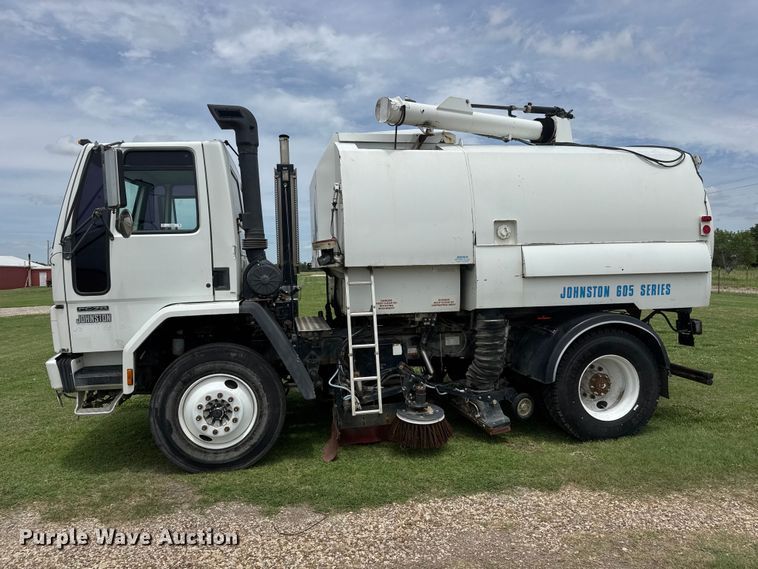 image for item EW0020 2000 Freightliner FC70 street sweeper truck