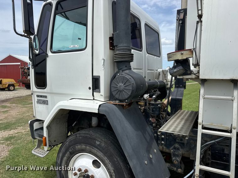 image for item EW0020 2000 Freightliner FC70 street sweeper truck