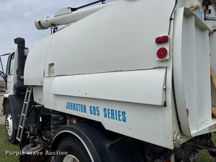 image for item EW0020 2000 Freightliner FC70 street sweeper truck