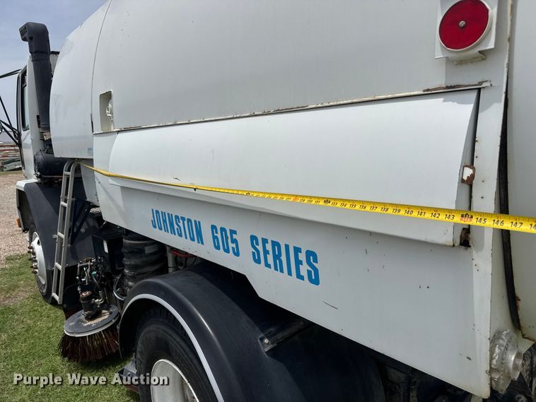 image for item EW0020 2000 Freightliner FC70 street sweeper truck