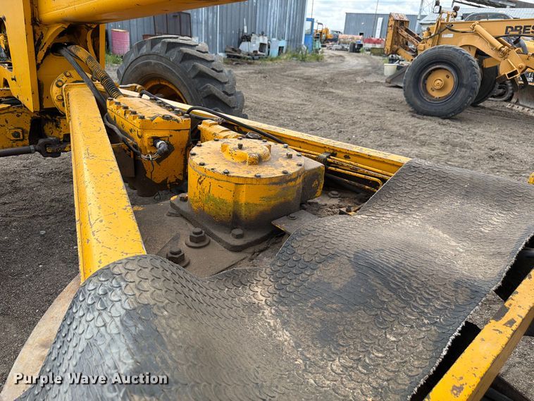 image for item EW2083 1985 John Deere 770A motor grader