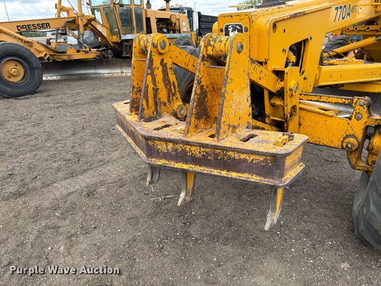 image for item EW2083 1985 John Deere 770A motor grader