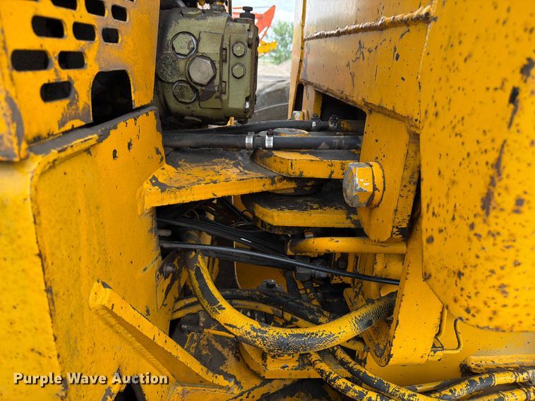 image for item EW2083 1985 John Deere 770A motor grader