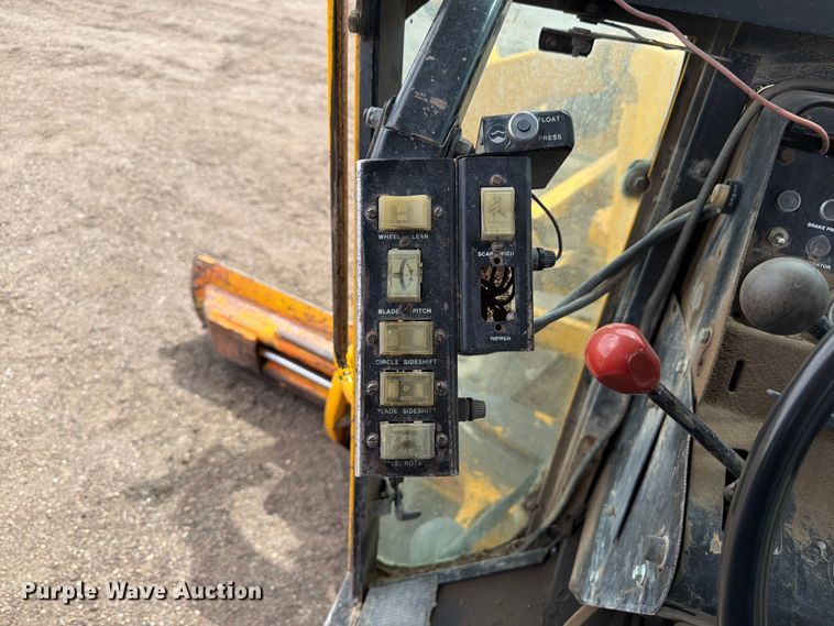 image for item EW2083 1985 John Deere 770A motor grader