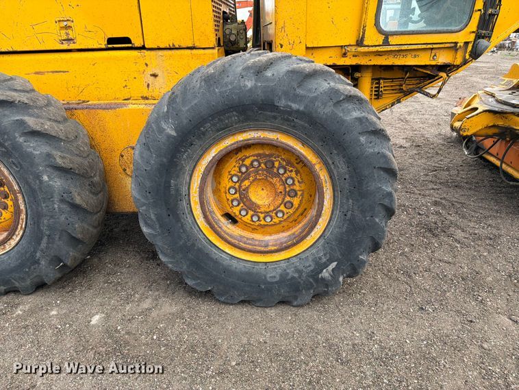 image for item EW2083 1985 John Deere 770A motor grader