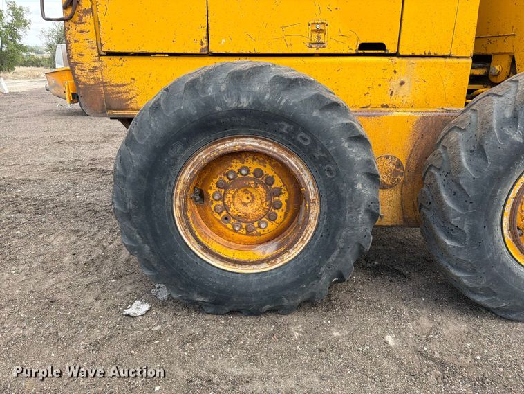 image for item EW2083 1985 John Deere 770A motor grader