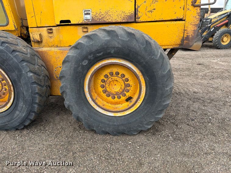 image for item EW2083 1985 John Deere 770A motor grader