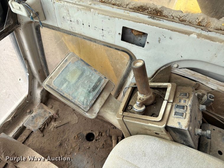 image for item EW2085 1993 Kobelco SK200LC excavator