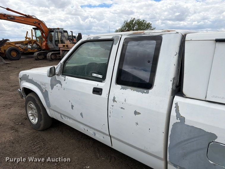 image for item EW2087 1991 Dodge Dakota Ext. Cab pickup truck