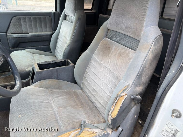 image for item EW2087 1991 Dodge Dakota Ext. Cab pickup truck