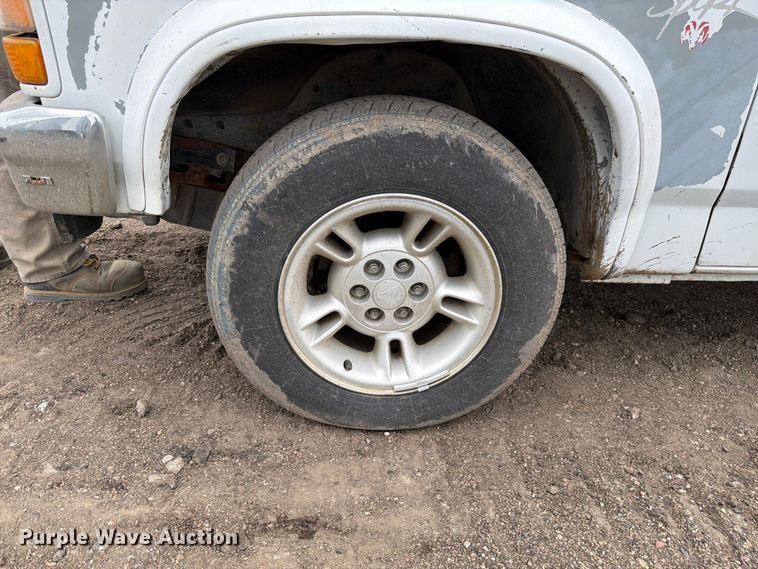 image for item EW2087 1991 Dodge Dakota Ext. Cab pickup truck