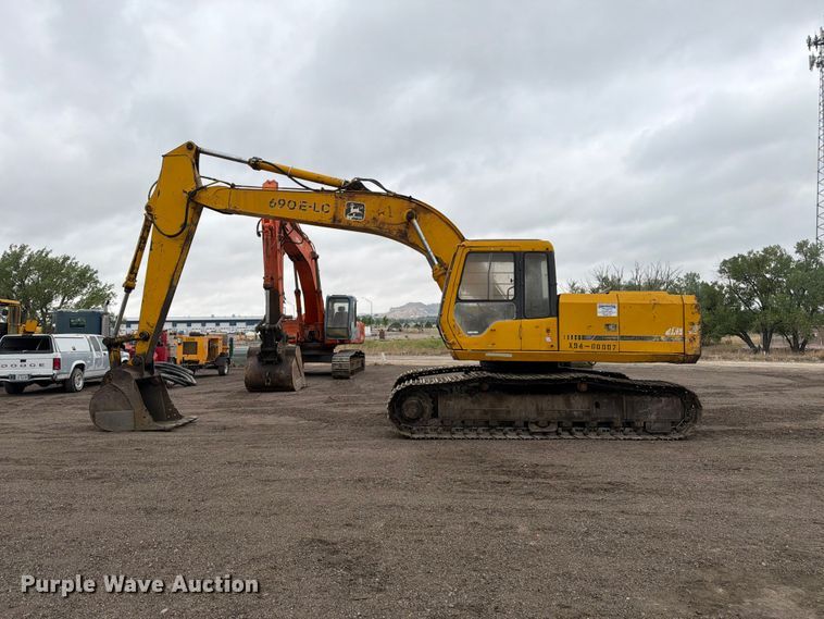 image for item EW2090 1992 John Deere 690E-LC excavator
