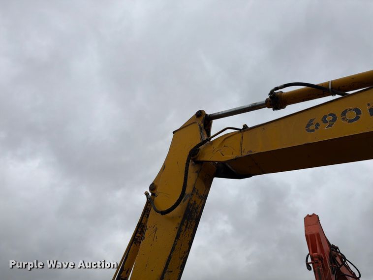 image for item EW2090 1992 John Deere 690E-LC excavator