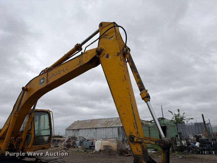 image for item EW2090 1992 John Deere 690E-LC excavator