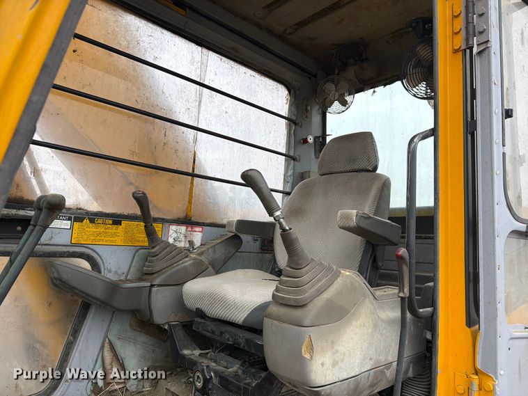 image for item EW2090 1992 John Deere 690E-LC excavator