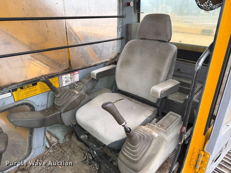 image for item EW2090 1992 John Deere 690E-LC excavator