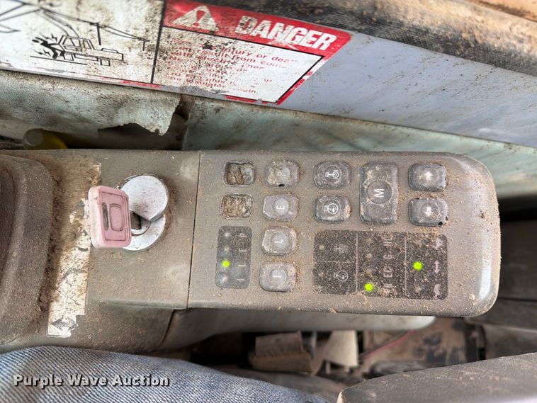 image for item EW2090 1992 John Deere 690E-LC excavator