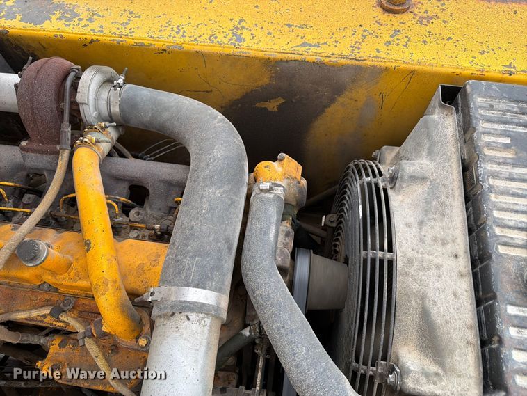 image for item EW2090 1992 John Deere 690E-LC excavator