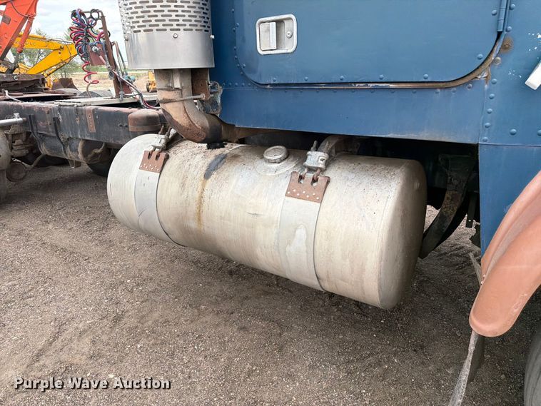 image for item EW2099 1987 Freightliner Conventional semi truck
