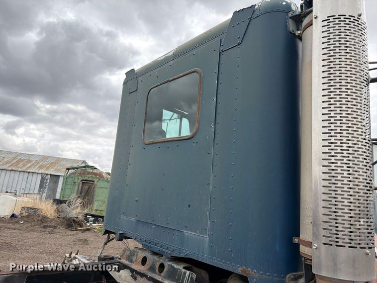 image for item EW2099 1987 Freightliner Conventional semi truck