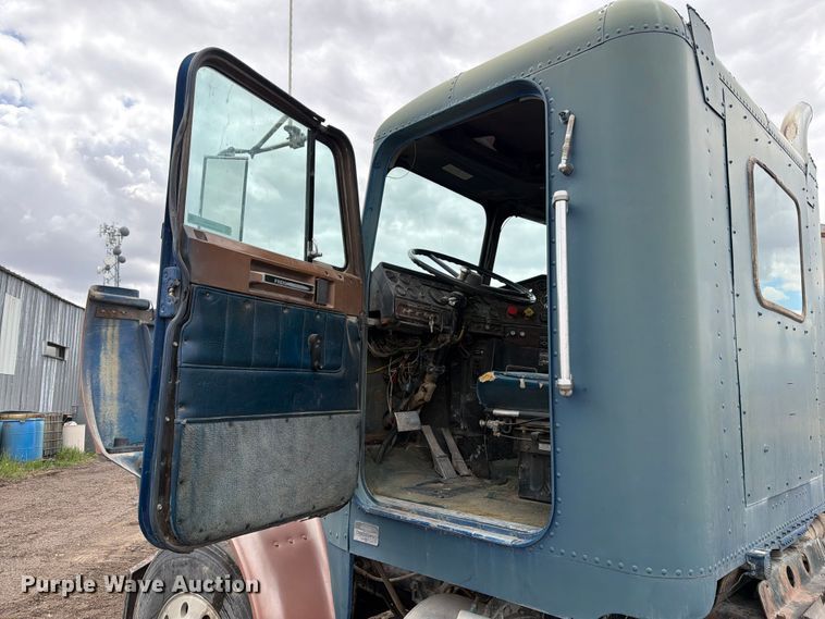 image for item EW2099 1987 Freightliner Conventional semi truck