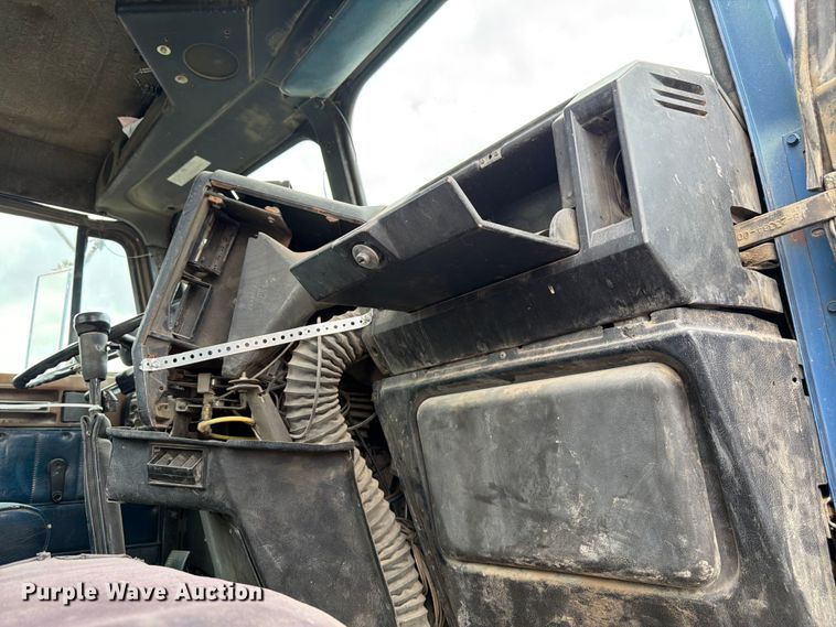 image for item EW2099 1987 Freightliner Conventional semi truck