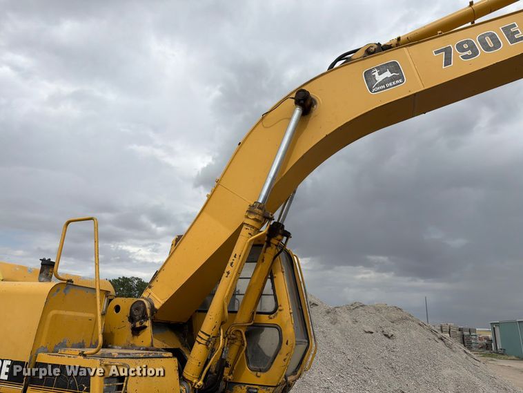 image for item EW2106 1994 John Deere 790ELC excavator