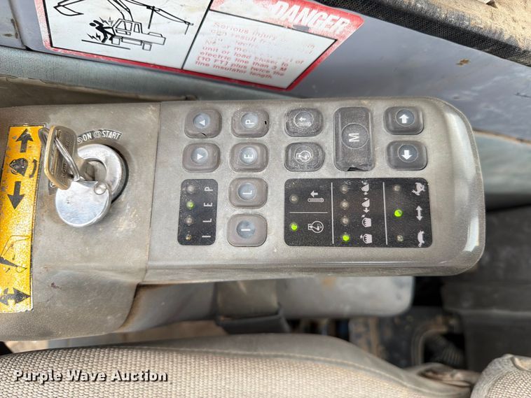 image for item EW2106 1994 John Deere 790ELC excavator