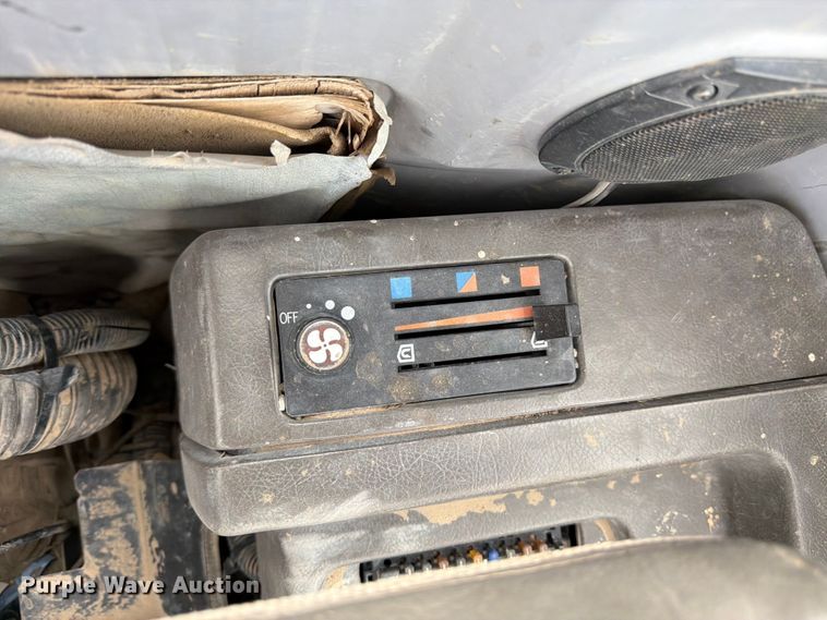 image for item EW2106 1994 John Deere 790ELC excavator