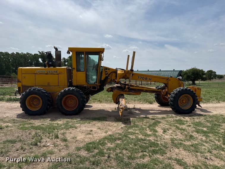 image for item FB6732 1991 John Deere 770B-H motor grader