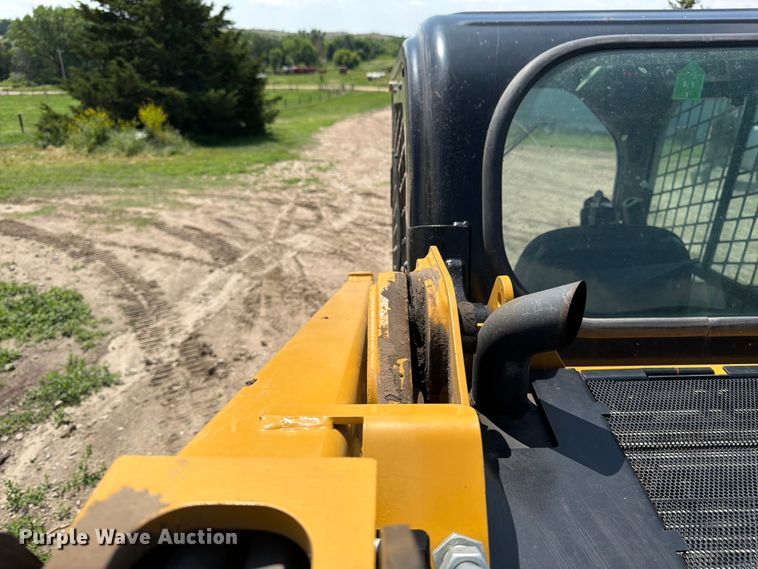 image for item FB7464 2017 Caterpillar 249D tracked skid steer loader