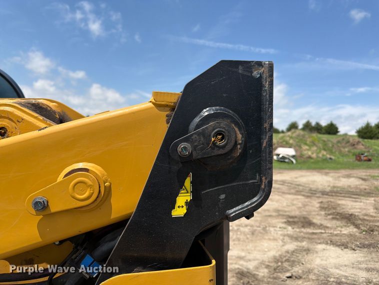 image for item FB7464 2017 Caterpillar 249D tracked skid steer loader