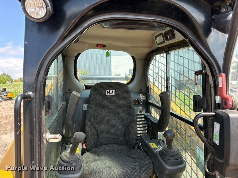 image for item FB7464 2017 Caterpillar 249D tracked skid steer loader