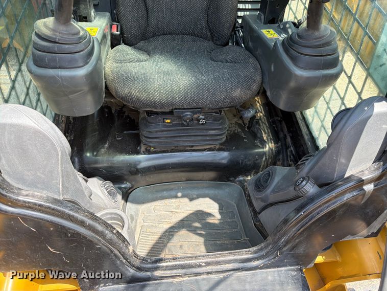 image for item FB7464 2017 Caterpillar 249D tracked skid steer loader