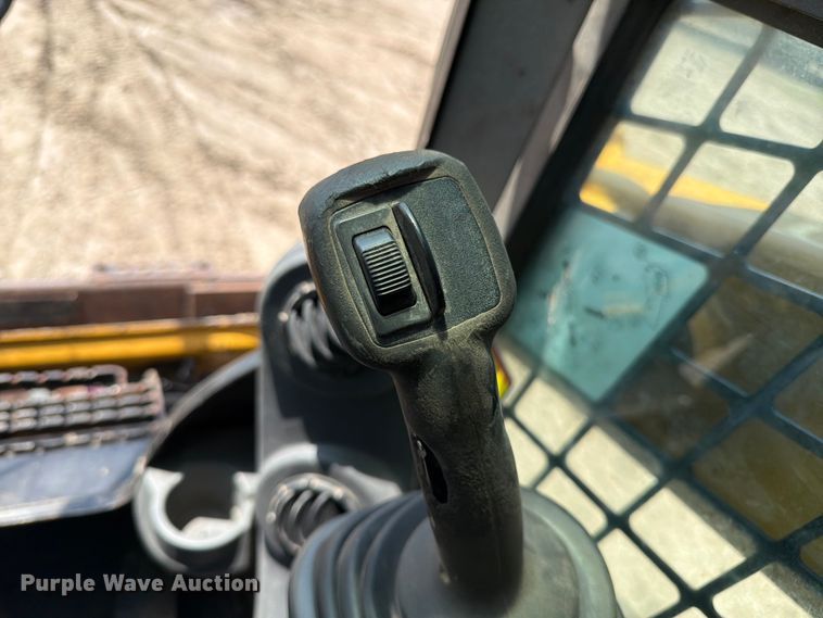 image for item FB7464 2017 Caterpillar 249D tracked skid steer loader