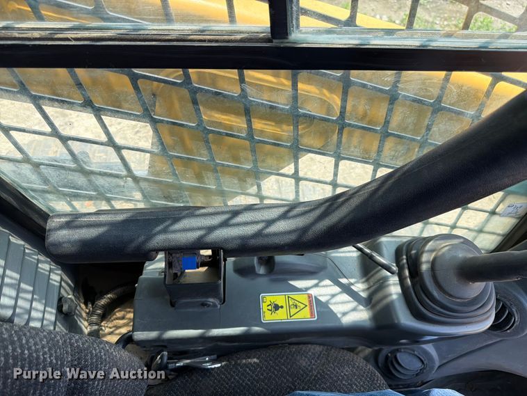 image for item FB7464 2017 Caterpillar 249D tracked skid steer loader
