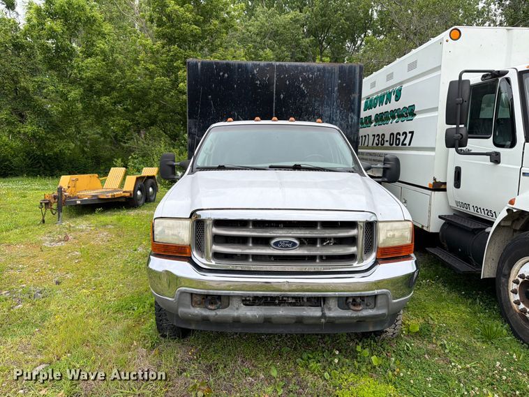 image for item FB8172 2001 Ford F550 Super Duty chipper truck