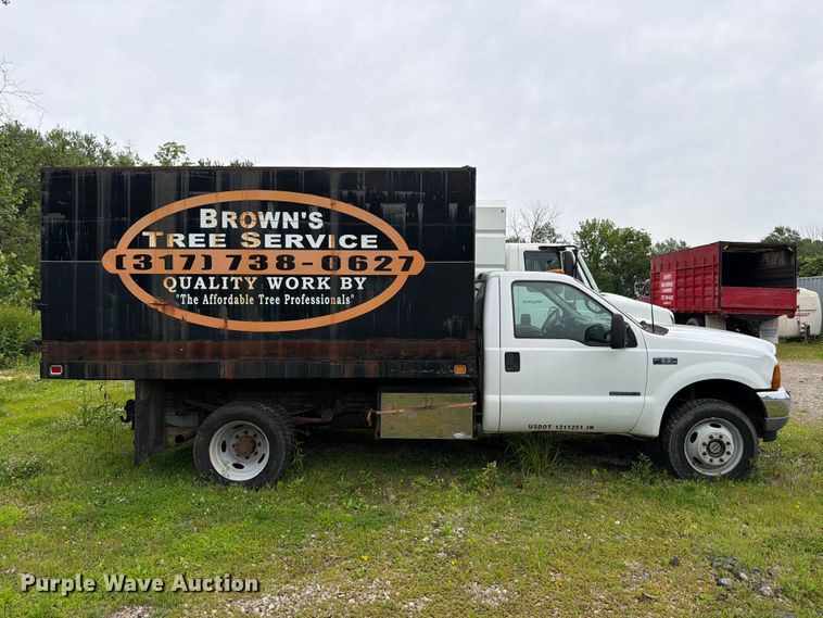 image for item FB8172 2001 Ford F550 Super Duty chipper truck