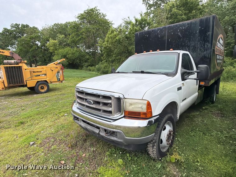 image for item FB8172 2001 Ford F550 Super Duty chipper truck