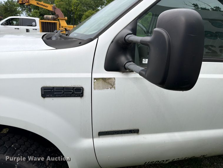 image for item FB8172 2001 Ford F550 Super Duty chipper truck