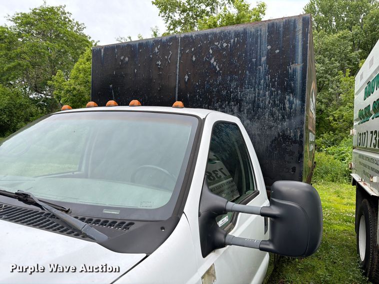 image for item FB8172 2001 Ford F550 Super Duty chipper truck