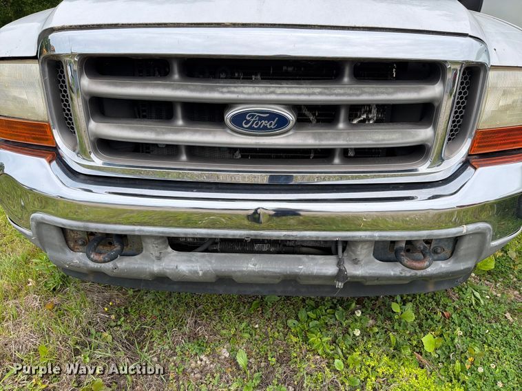 image for item FB8172 2001 Ford F550 Super Duty chipper truck