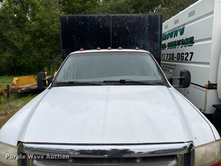 image for item FB8172 2001 Ford F550 Super Duty chipper truck