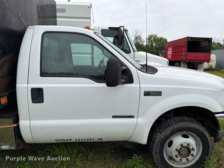 image for item FB8172 2001 Ford F550 Super Duty chipper truck