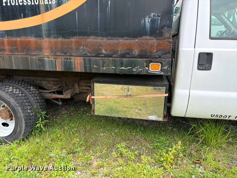image for item FB8172 2001 Ford F550 Super Duty chipper truck