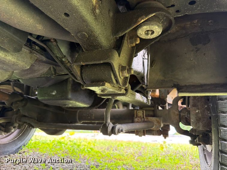 image for item FB8172 2001 Ford F550 Super Duty chipper truck
