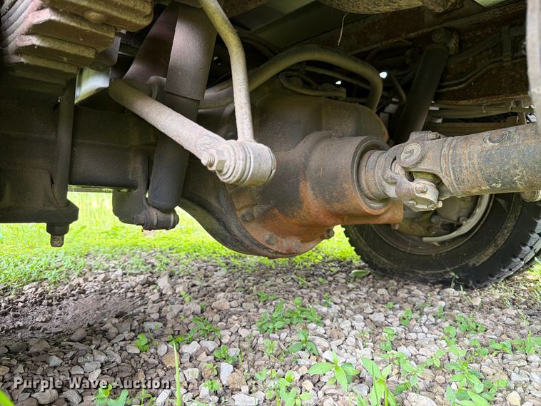 image for item FB8172 2001 Ford F550 Super Duty chipper truck