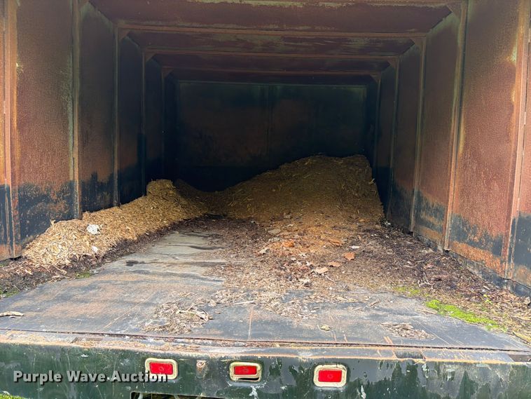 image for item FB8172 2001 Ford F550 Super Duty chipper truck
