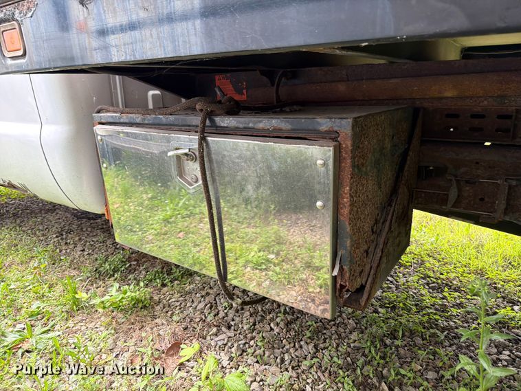 image for item FB8172 2001 Ford F550 Super Duty chipper truck